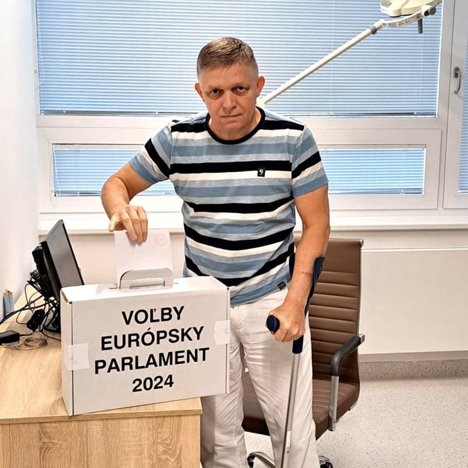 Le premier ministre slovaque robert fico vote dans un hopital de bratislava