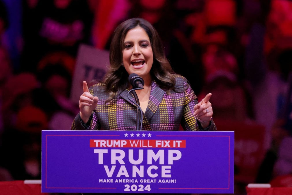 Elise stefanik, representante americaine, s'exprime lors d'un rassemblement pour donald trump au madison square garden