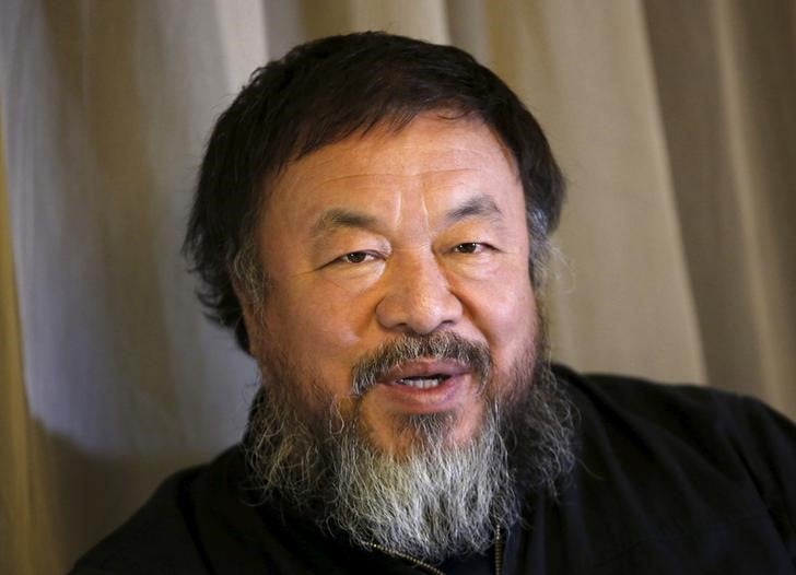 L'artiste dissident chinois ai weiwei recupere son passeport