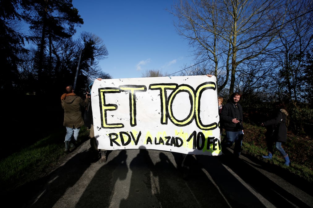 La majorite au defi d'assumer le "reniement" de nddl