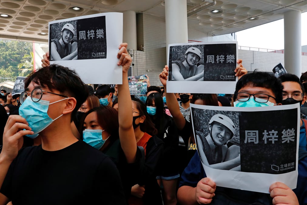 Hong kong: un etudiant est mort apres une chute lors des manifestations du week-end