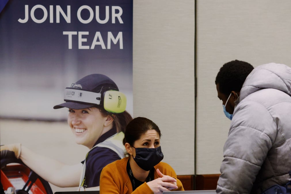 Un salon de l'emploi est organise a l'aeroport international logan de boston