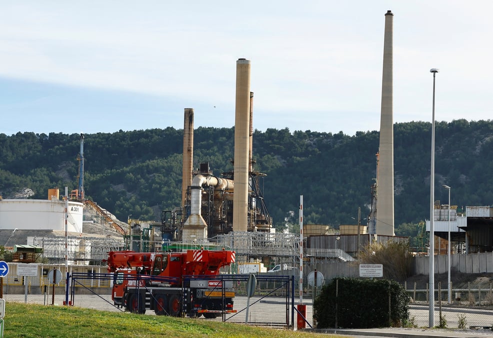 Raffinerie de totalenergies a la mede, france