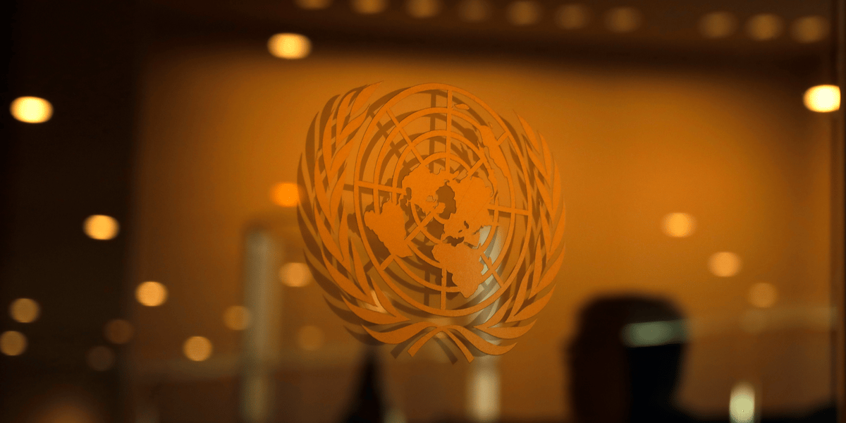 Le logo de l'onu au siege de l'organisation, a new york