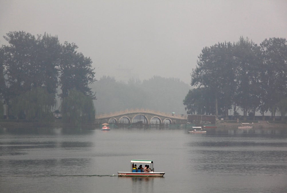 Les visiteurs au parc yuyuantan a pekin, en chine