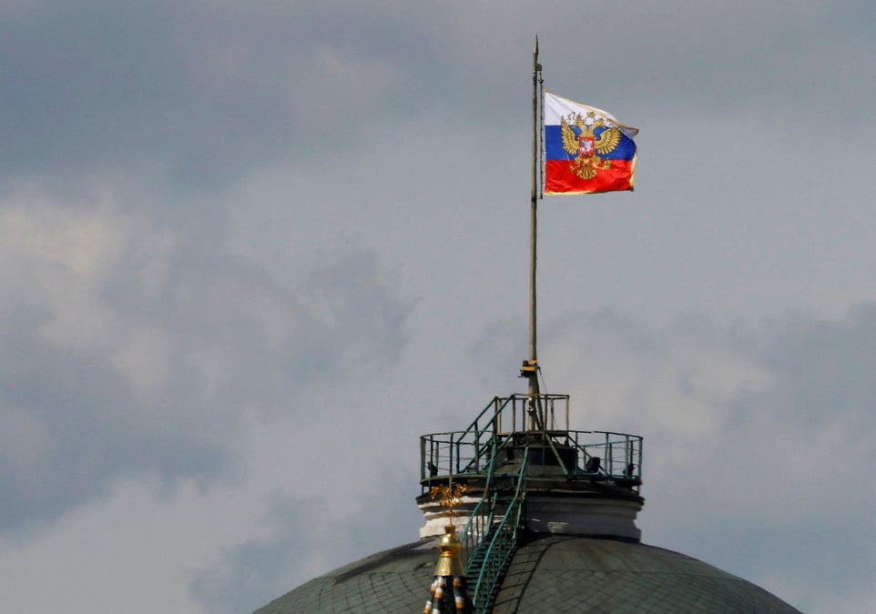 Le drapeau russe flotte sur le dome du batiment du senat du kremlin a moscou