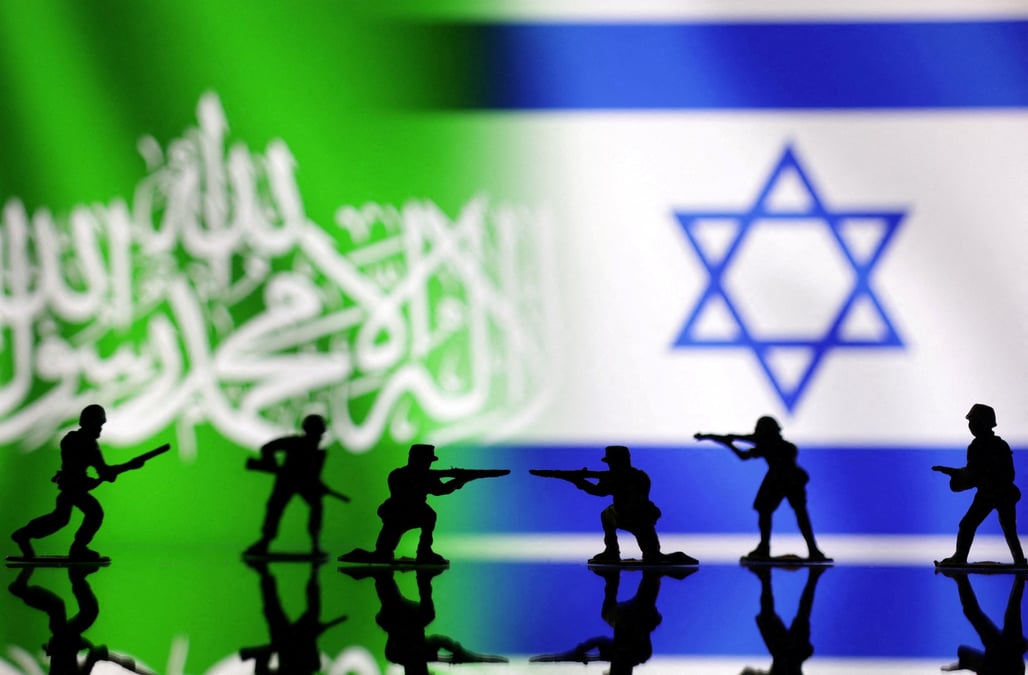 Photo d'archives: des soldats de plomb, des drapeaux du hamas et d'israel