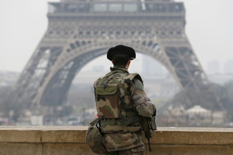 Conseil de defense decisif pour une armee sous pression