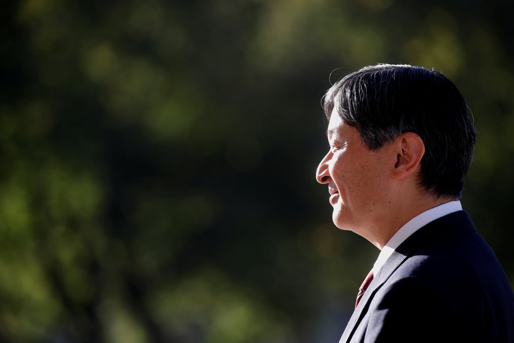 Macron recoit le futur empereur du japon au chateau de versailles