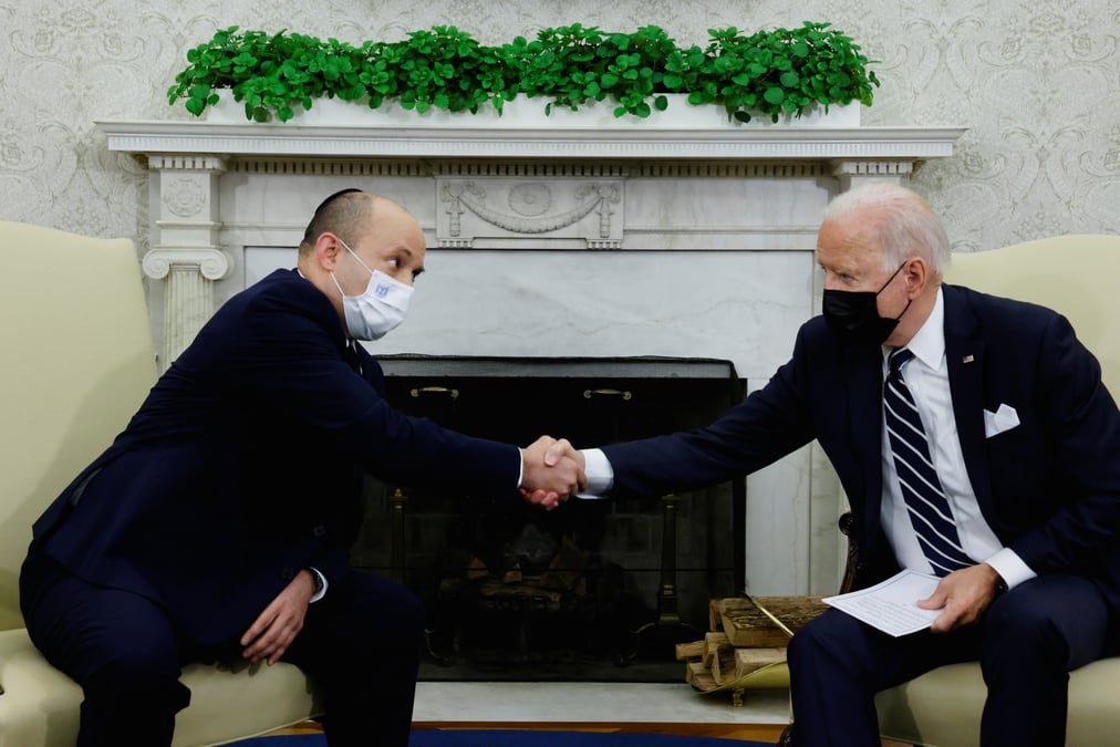 Biden et bennett cherchent a se rapprocher sur l'iran, sur fond de chaos afghan