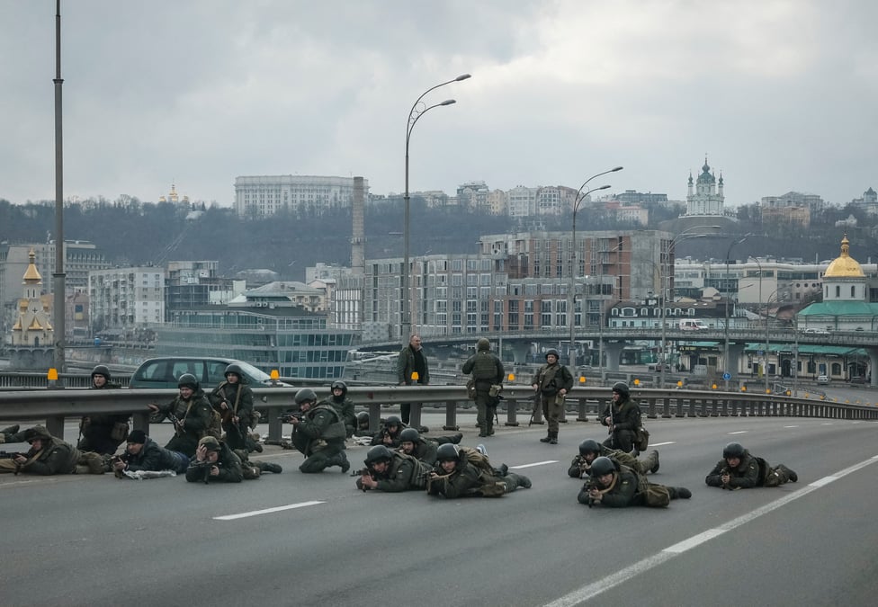 Kiev, bombardee, se prepare a un assaut russe