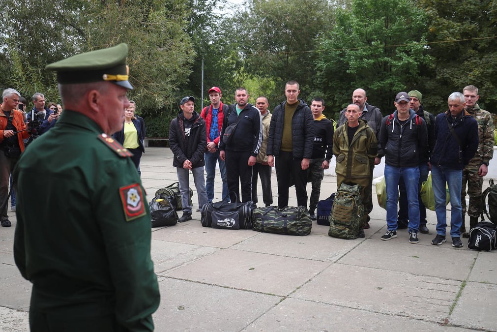 Un militaire russe s'adresse aux reservistes dans la ville de voljski, en russie