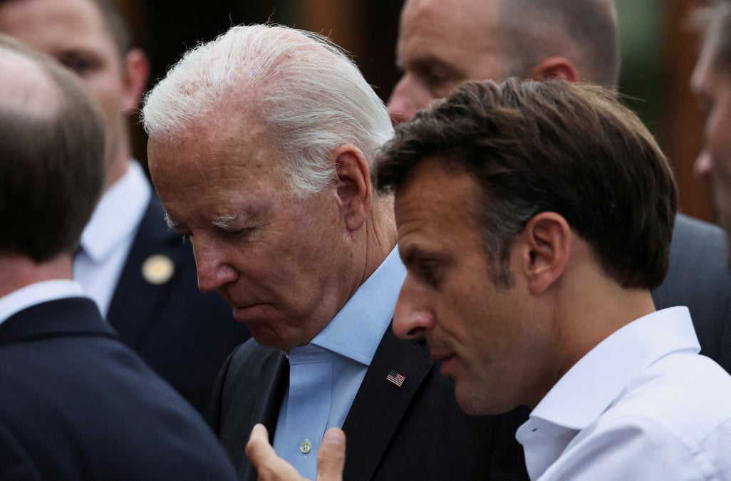Le president americain joe biden et le president francais emmanuel macron lors du sommet du g7