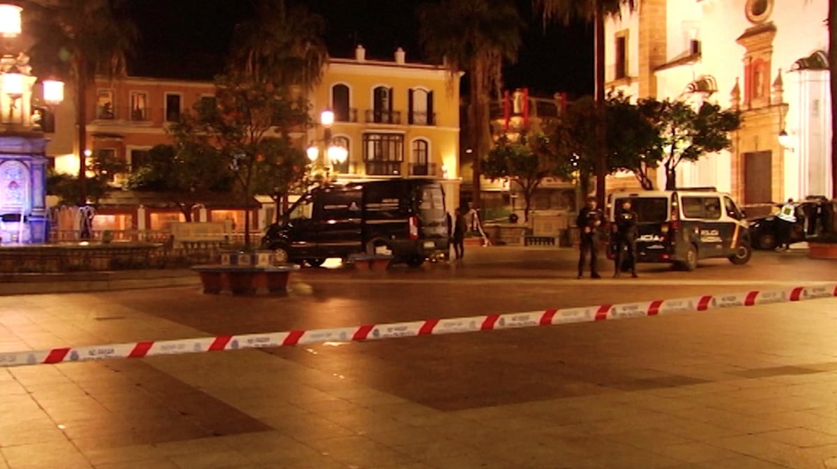 Capture d'ecran: des policiers sur les lieux d'une attaque a la machette commise dans une eglise a algeciras, en espagne