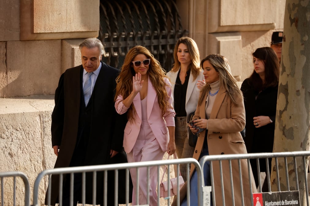 La chanteuse colombienne shakira arrive avec son avocat pau molins au tribunal de barcelone