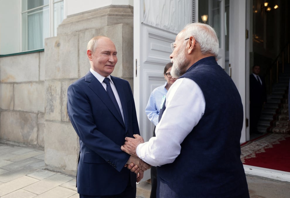 Le president russe vladimir poutine fait ses adieux au premier ministre indien narendra modi