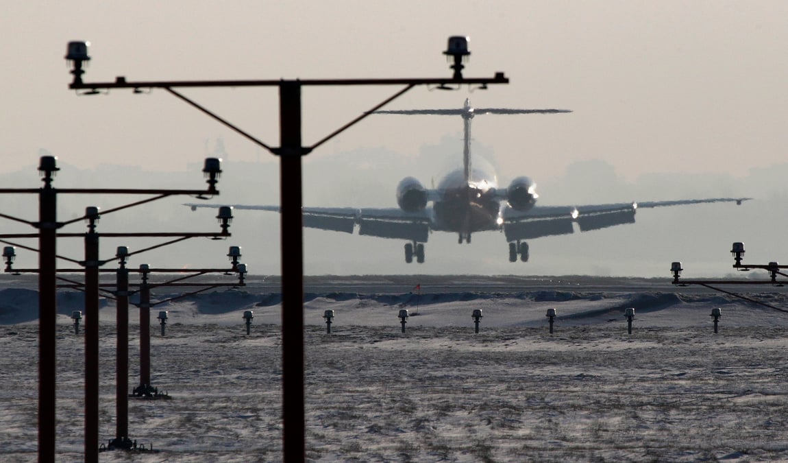 Un avion atterrit sur la piste de l'aeroport chopin a varsovie