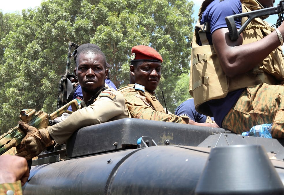 Le nouveau chef militaire du burkina faso, ibrahim traore, est escorte par des militaires a ouagadougou