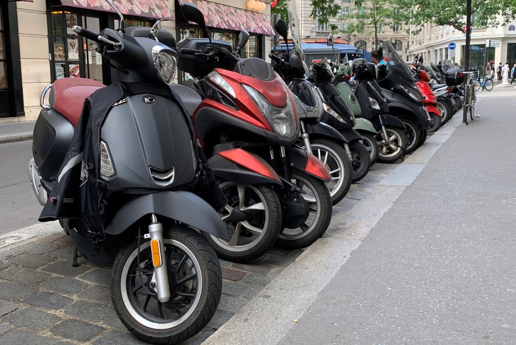 Des motos garees dans une rue de paris