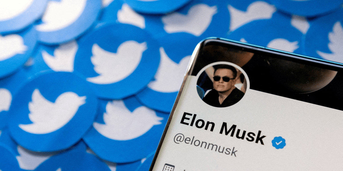 Illustration montre le profil twitter d'elon musk et le logo de la societe