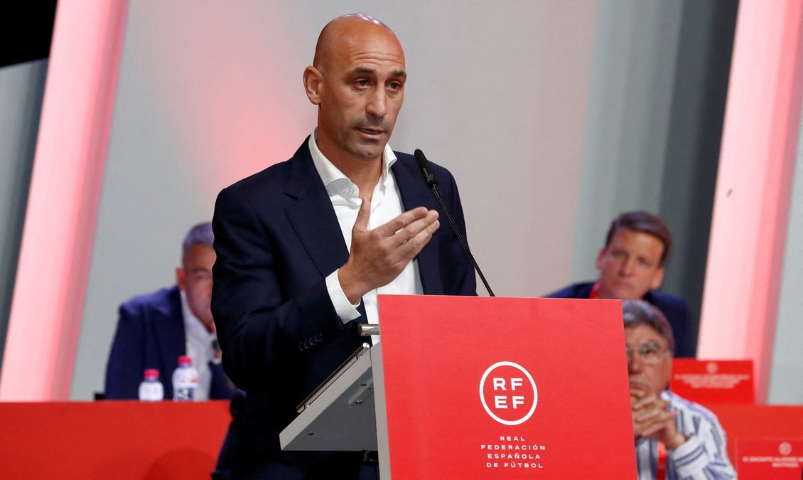 Luis rubiales lors d'une reunion de la federation espagnole