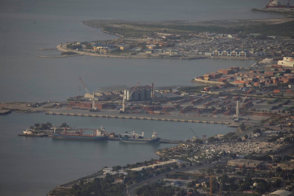 Vue generale du port et de la baie de port-au-prince, depuis la peripherie de port-au-prince
