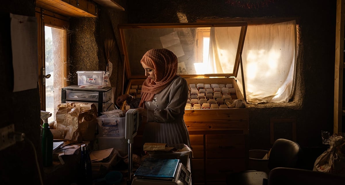 Fadija, une agricultrice syrienne, note les noms des nouvelles semences dans le système d'archivage de la ferme. Elle est réfugiée syrienne depuis 4 ans au Liban.