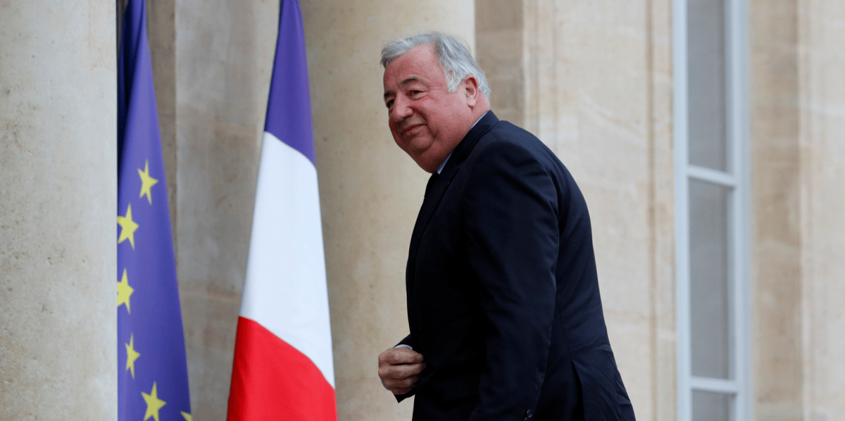 Avant d'être reçu à l'Elysée dans l'après-midi du 2 juillet, en compagnie des présidents de l'Assemblée nationale et du Conseil économique, social et environnemental, le président du Sénat, Gérard Larcher, et d'autres sénateurs, ont présenté 50 propositions pour le plein exercice des libertés locales.