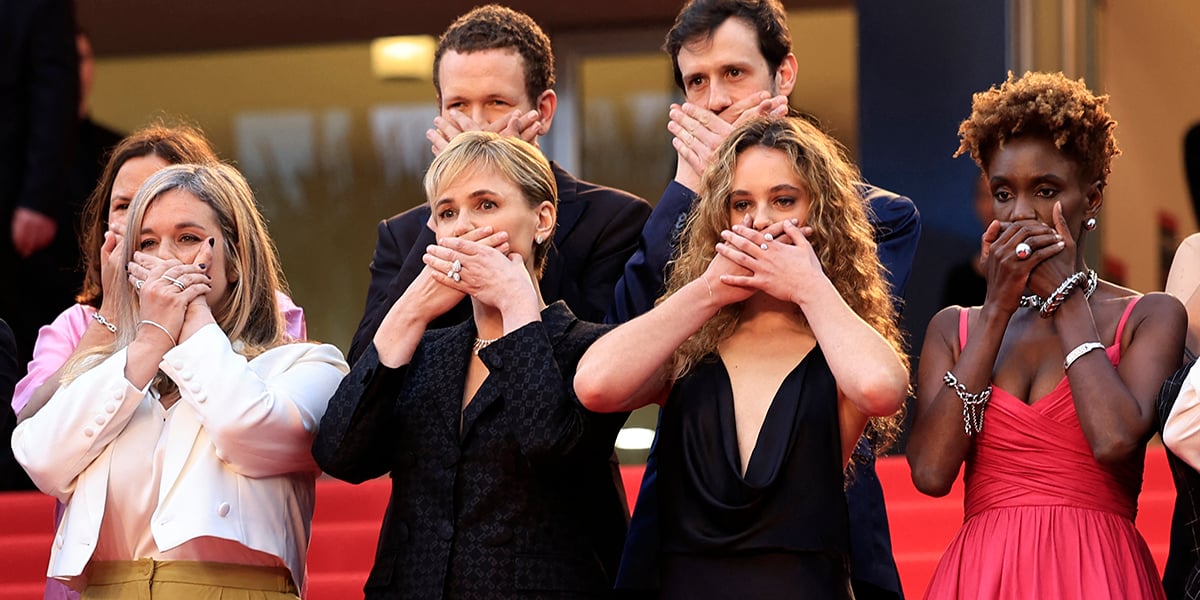 Mathilde Kraemer, première assistante réalisatrice, Judith Godrèche (deuxième à gauche), réalisatrice de Moi aussi, Tess Barthélémy et Rokhaya Diallo (de g. à dr.), mercredi à Cannes avant la projection du court-métrage.