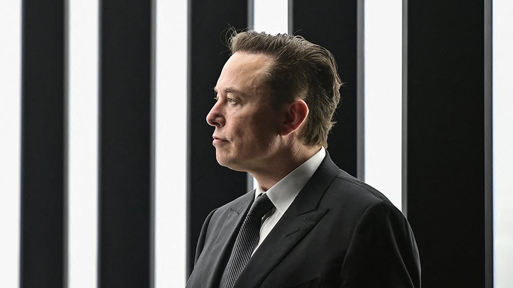 Elon Musk, PDG de Tesla, assiste à l'ouverture de l'usine Tesla à Berlin Brandebourg en 2022. La première usine européenne de Grunheide, conçue pour 500 000 véhicules par an, constitue un pilier important de la stratégie future de Tesla.