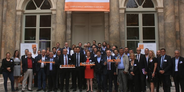 Fabrice Lorente entouré des mécènes de la Fondation UPVD, devant le bâtiment de l'université en centre ville désormais occupée, en partie, par la fondation.