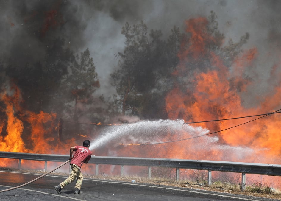 Les incendies se multiplient en turquie, grece et en sicile