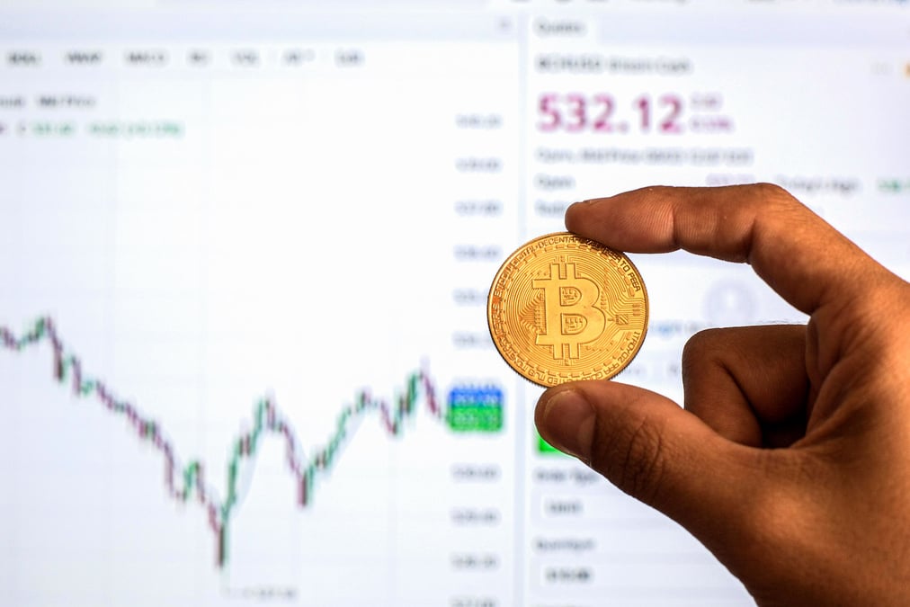 Sur un an, la hausse du prix du bitcoin atteint +147%, selon les données de Bitstamp.