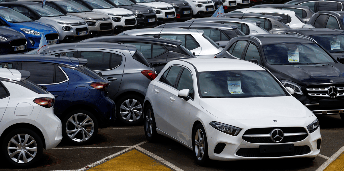 Des voitures d'occasion sont exposees a la vente dans une concession automobile a vigneux-de-bretagne