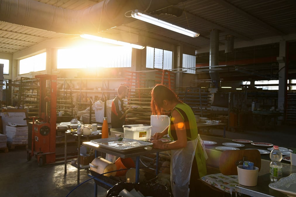 Des employes travaillent dans une usine de ceramique a citta di castello