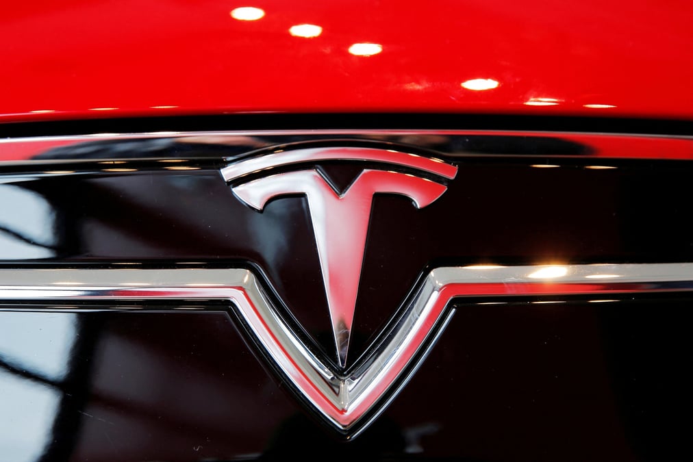 Photo d'archives du logo de tesla