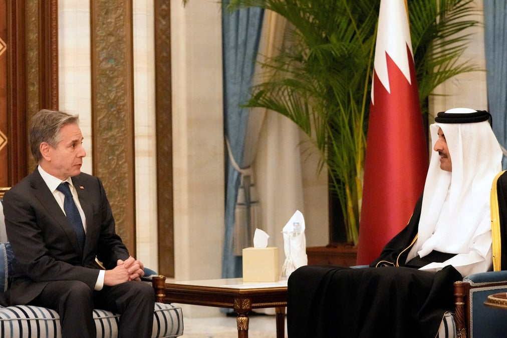 Le secretaire d'etat americain antony blinken rencontre l'emir du qatar cheikh tamim bin hamad al thani a doha