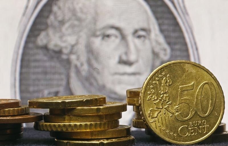 L'euro au plus bas face au dollar en sept mois