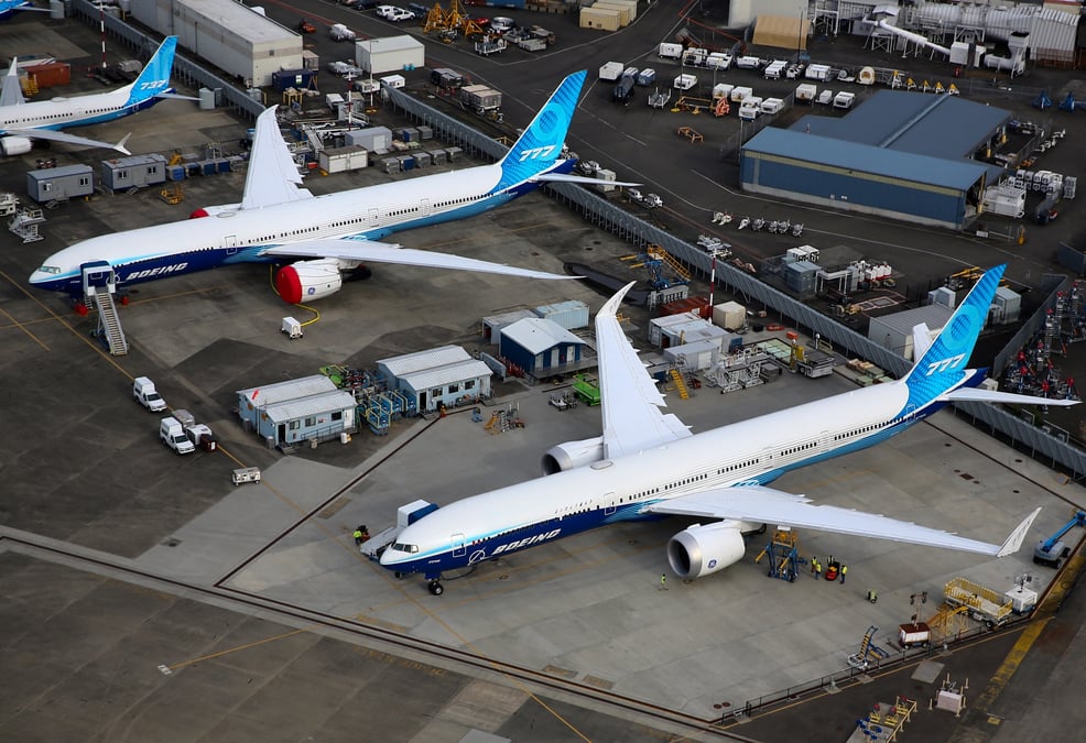 Prévu pour entrer en service en 2020, le 777X vient seulement de reprendre ses vols de certification après cinq mois d'interruption. La livraison du premier exemplaire est prévue en 2026.