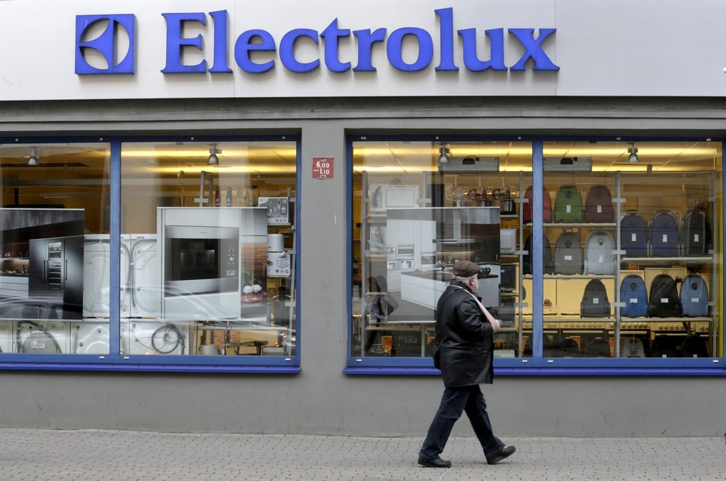 Un homme passe devant un magasin electrolux