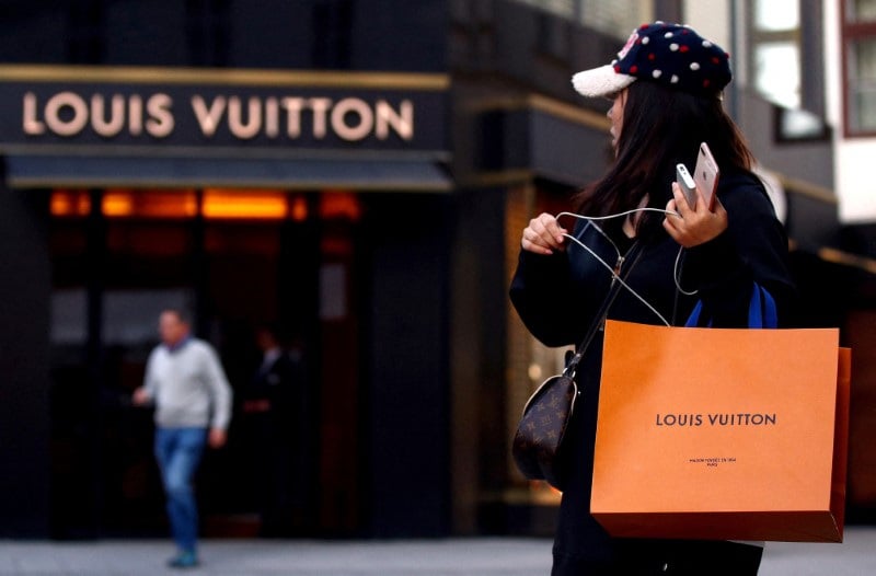 Une cliente louis vuitton a l'exterieur d'une succursale a vienne, en autriche