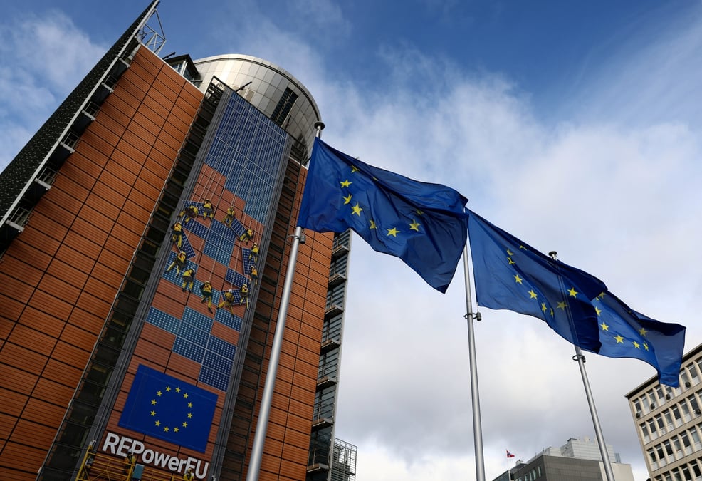 Des drapeaux de l'union europeenne flottent devant le siege de la commission europeenne a bruxelles
