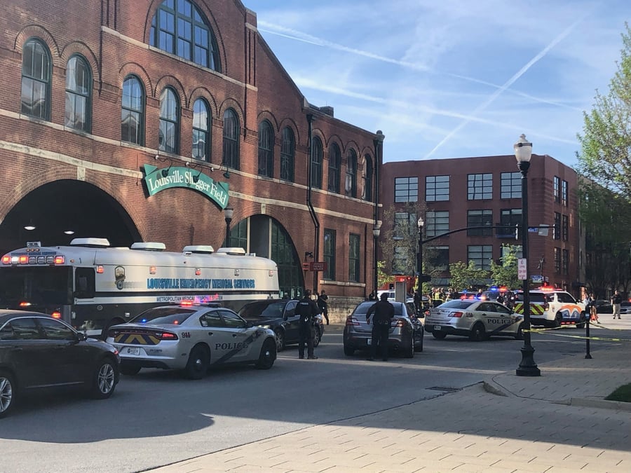 Photo de la louisville metro police qui se deploie pour une "situation policiere active"