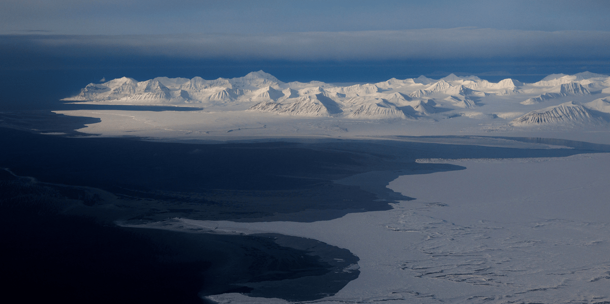 Des montagnes enneigees et de l'ocean arctique sur la cote de svalbard au norvege