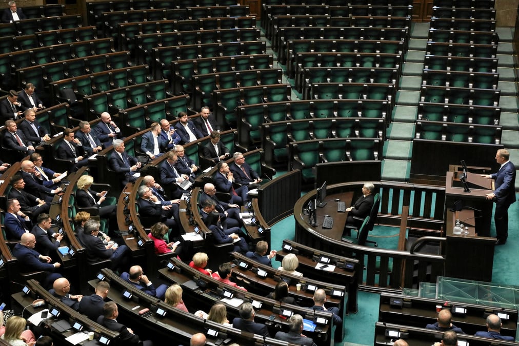 Le premier ministre polonais donald tusk s'adresse au parlement a varsovie