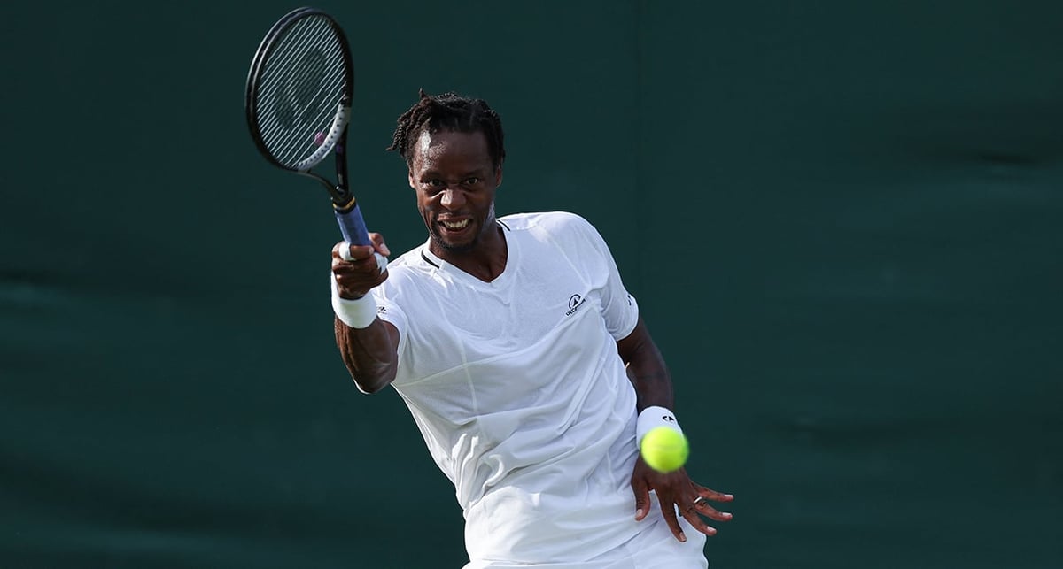 Le Français Gaël Monfils rend la balle au Français Ugo Humbert le deuxième jour des Championnats de Wimbledon 2025 au All England Lawn Tennis and Croquet Club, le 1er juillet 2025.