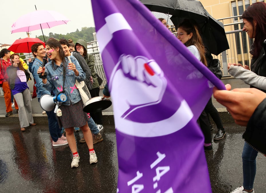 Les femmes en greve en suisse pour reclamer l'egalite entre sexes