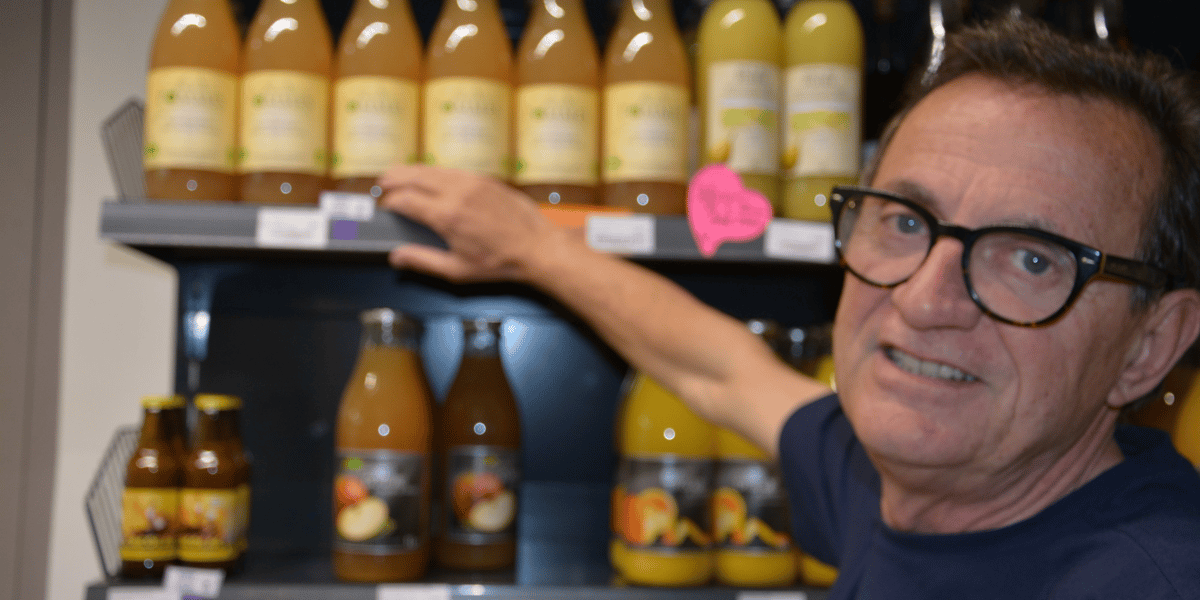 Jean-Paul Taillardas, client numéro 0001 de Supercoop devant le rayon jus de fruits.