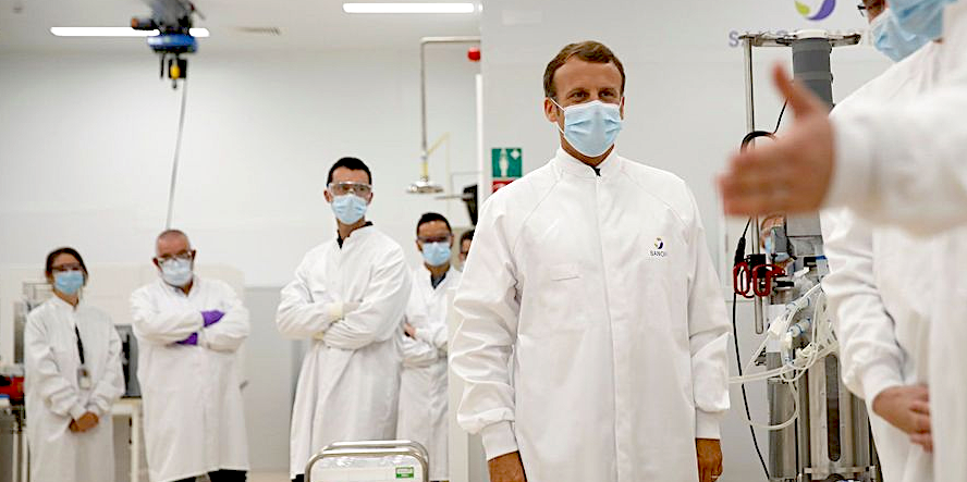 Emmanuel Macron (ici, lors de sa visite sur le site de Sanofi, à Marcy-l’Étoile), a annoncé des mesures pour relocaliser en France des usines du secteur sanitaire.
