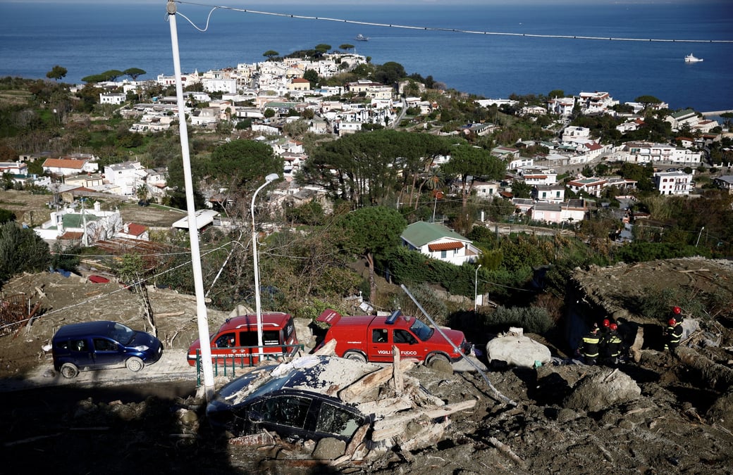 Vue des degats causes par un glissement de terrain sur l'ile italienne d'ischia en novembre